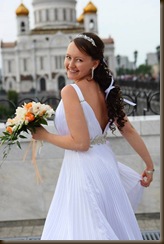 Невеста в белом платье и с букетом